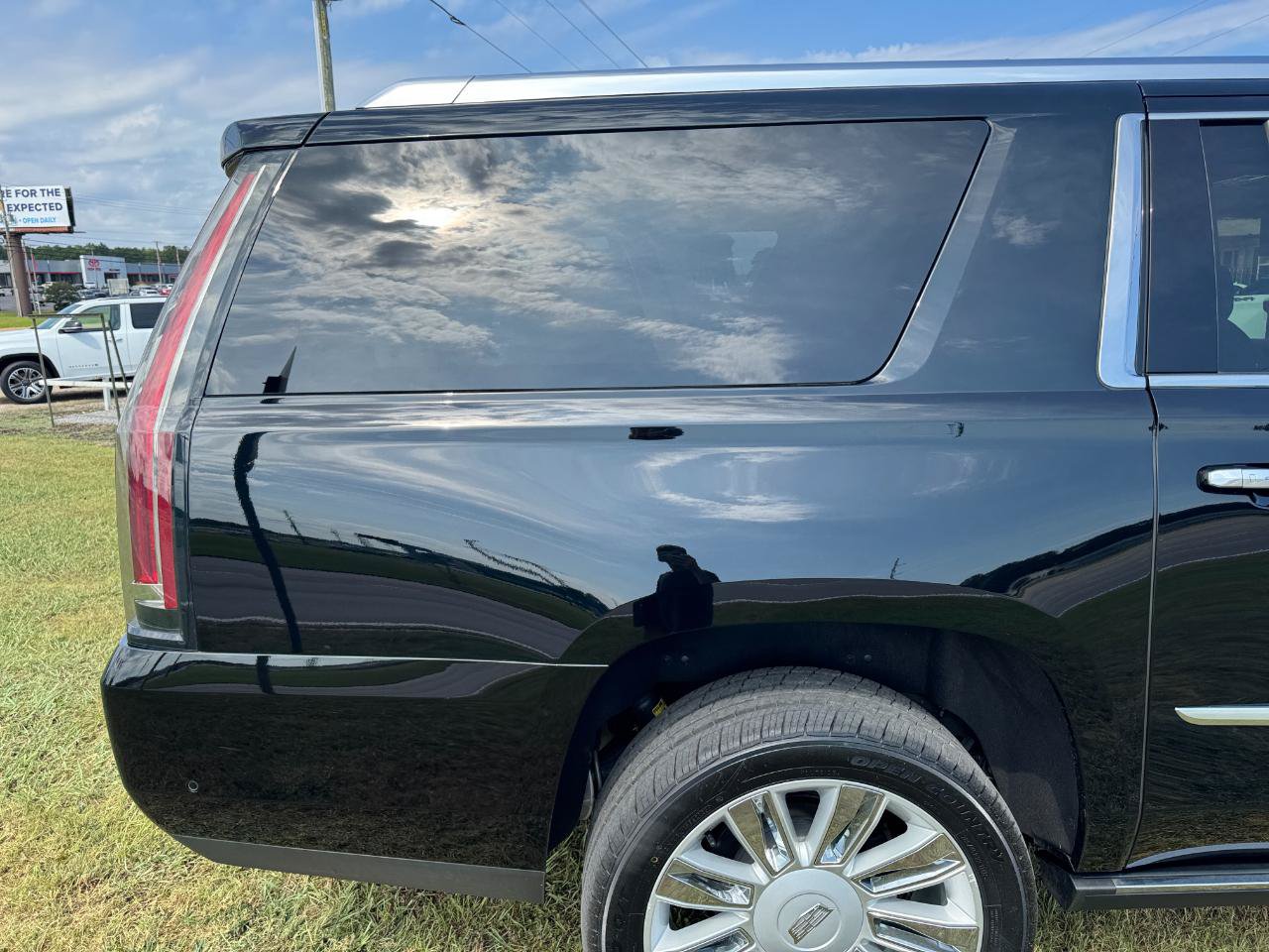 Used 2020 Cadillac Escalade ESV Platinum AWD/4WD image 9