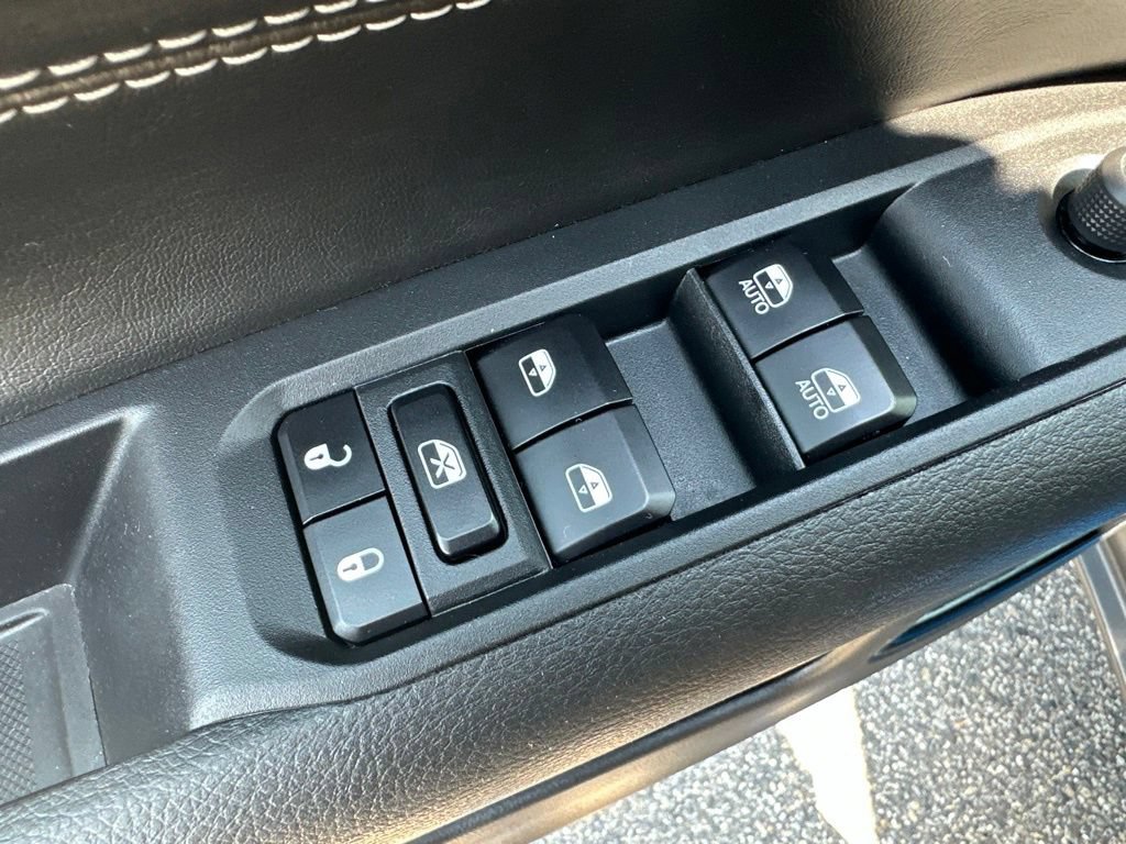 Used 2024 Jeep Compass Latitude w/ Sun and Sound Group AWD/4WD image 19