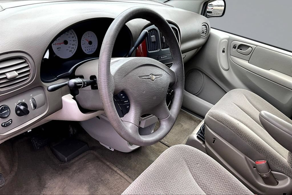 Used 2005 Chrysler Town & Country w/ Popular Equipment Group I FWD image 13