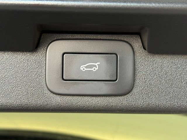 Used 2025 Land Rover Discovery Dynamic SE AWD/4WD image 18