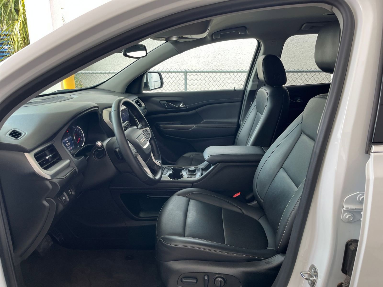 Used 2023 GMC Acadia SLT image 27