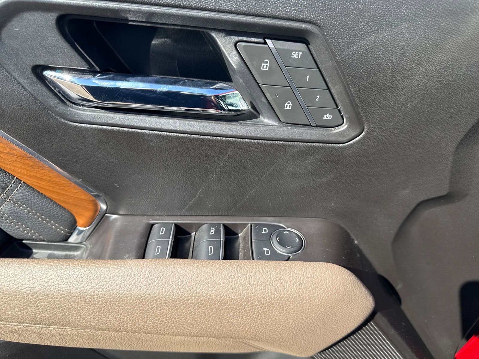 Used 2025 GMC Canyon Denali image 11