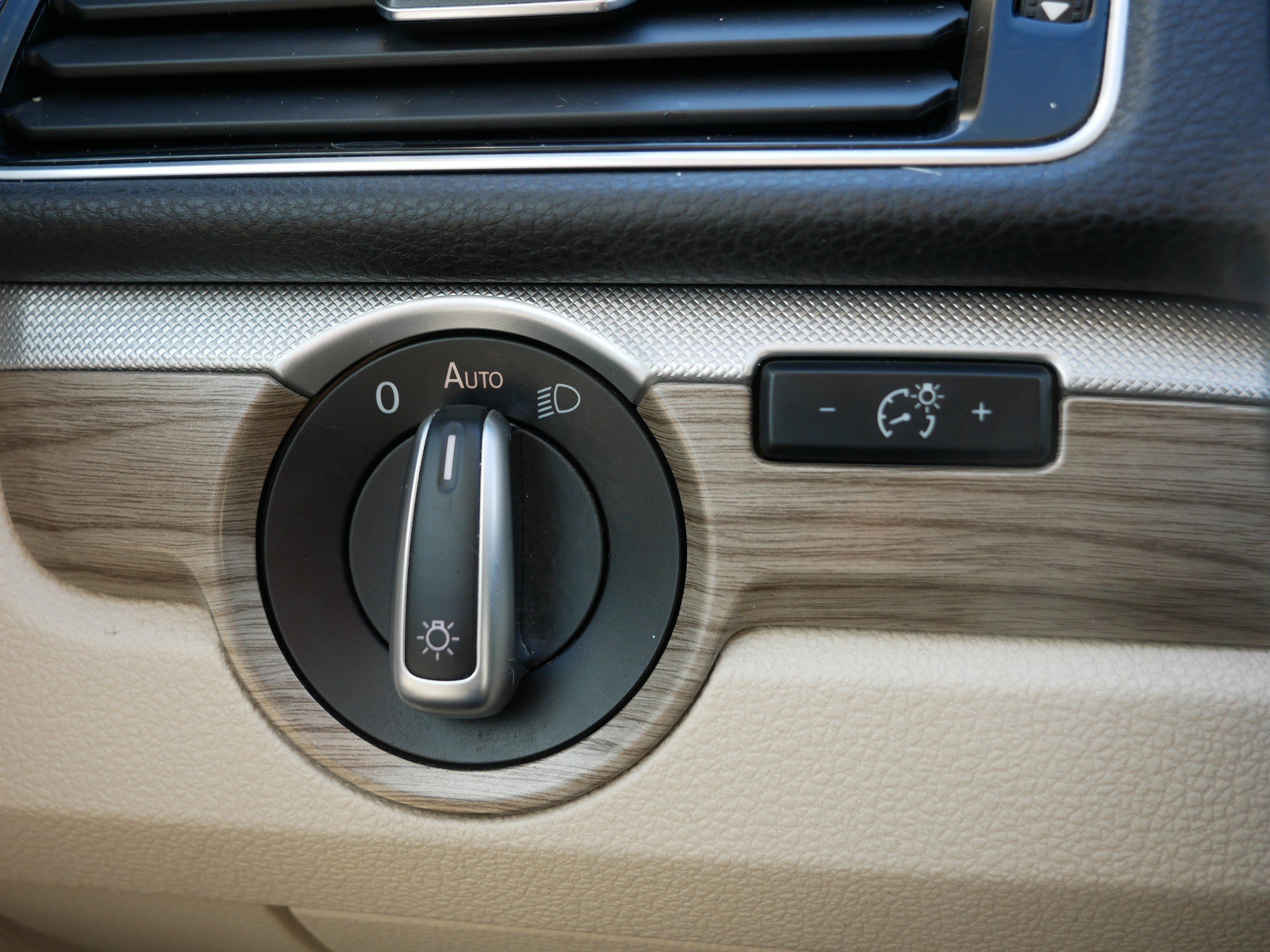 Used 2018 Volkswagen Passat 2.0T SE image 25