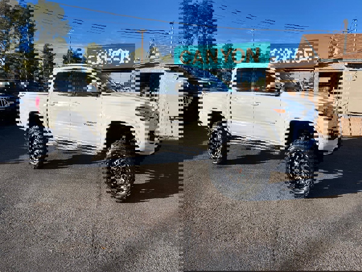 Used 2016 Toyota Tacoma TRD Sport image 2