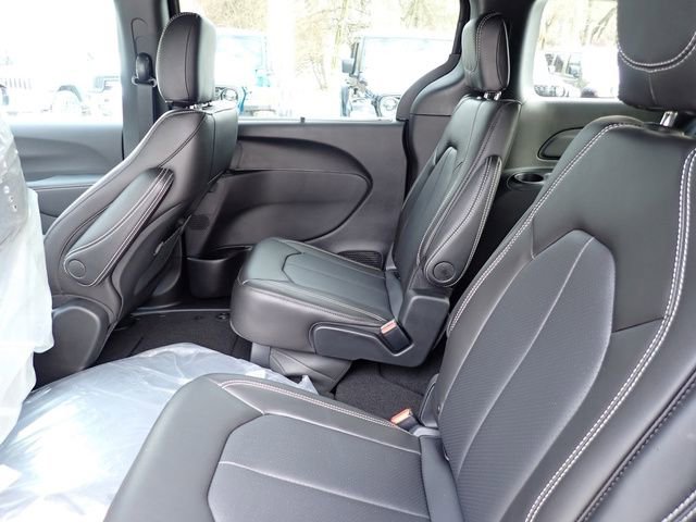 New 2026 Chrysler Voyager LX image 13