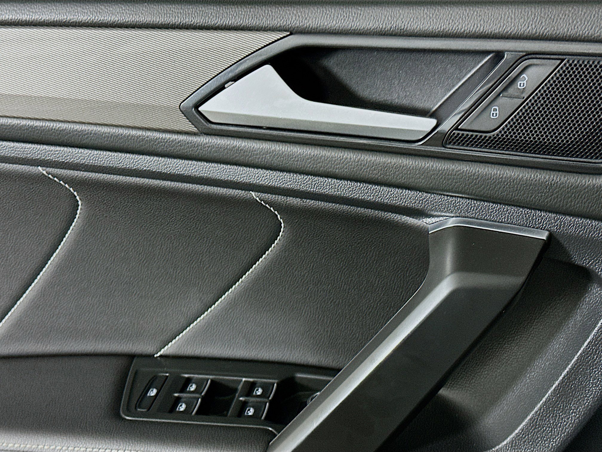 Used 2023 Volkswagen Tiguan SE image 15