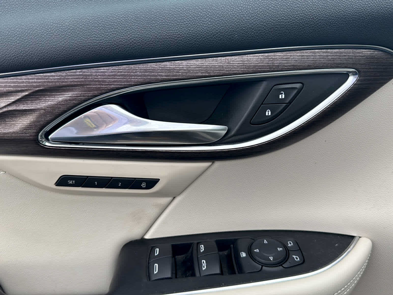 Used 2022 Buick Envision Avenir w/ Technology Package II FWD image 9