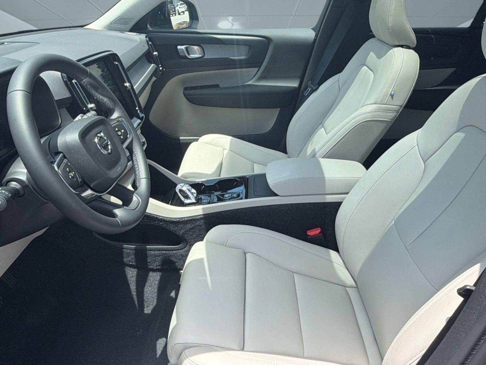 Certified 2026 Volvo XC40 B5 Plus AWD/4WD image 5