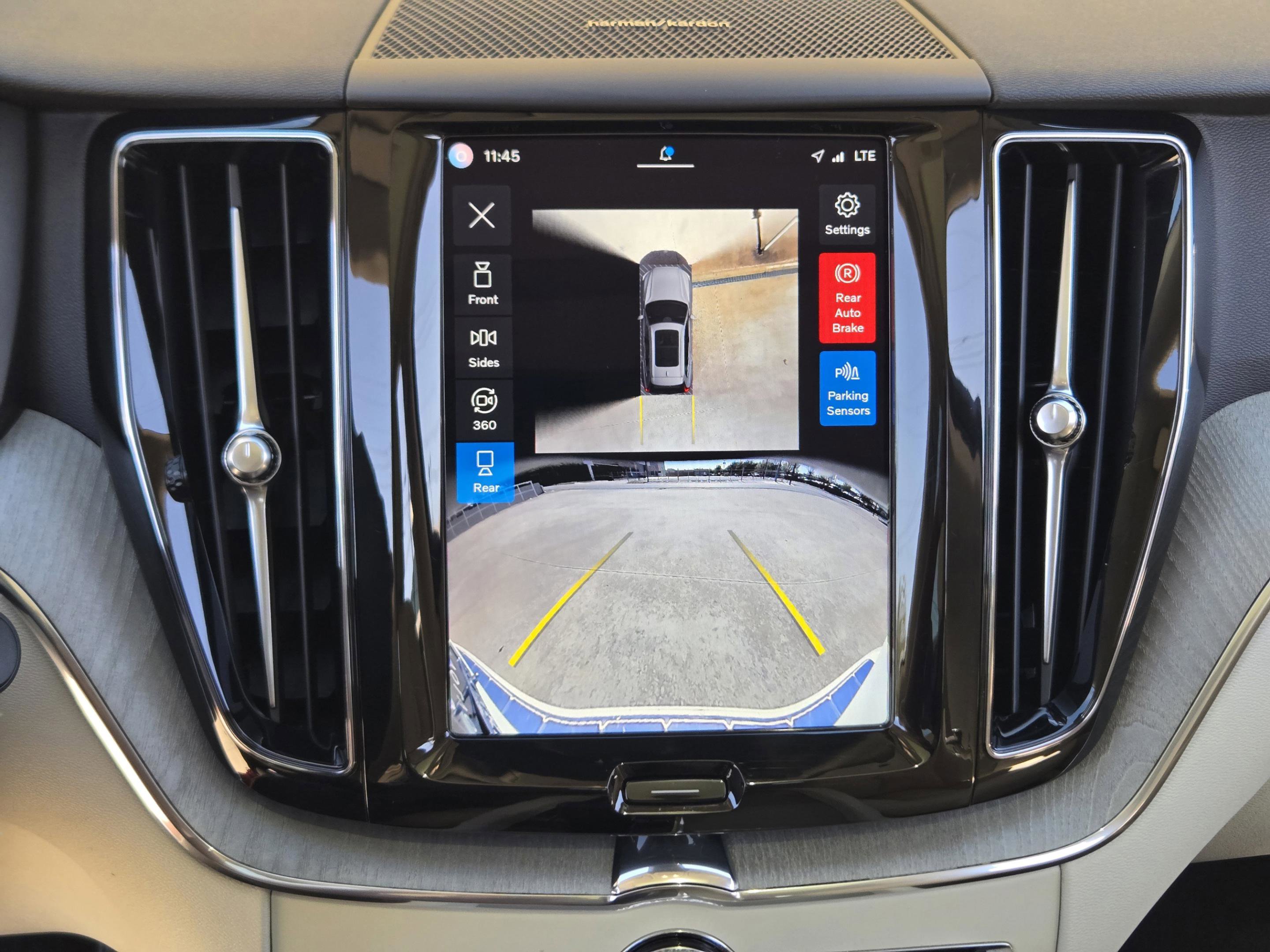 Used 2024 Volvo XC60 B5 Plus w/ Protection Package Premier image 25