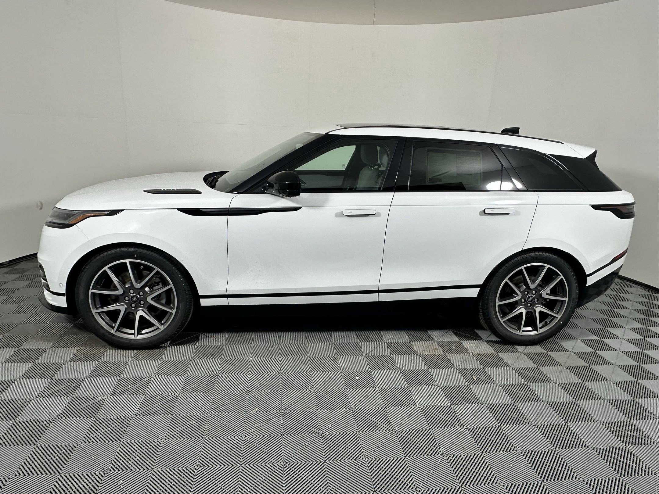 New 2026 Land Rover Range Rover Velar Dynamic SE image 2