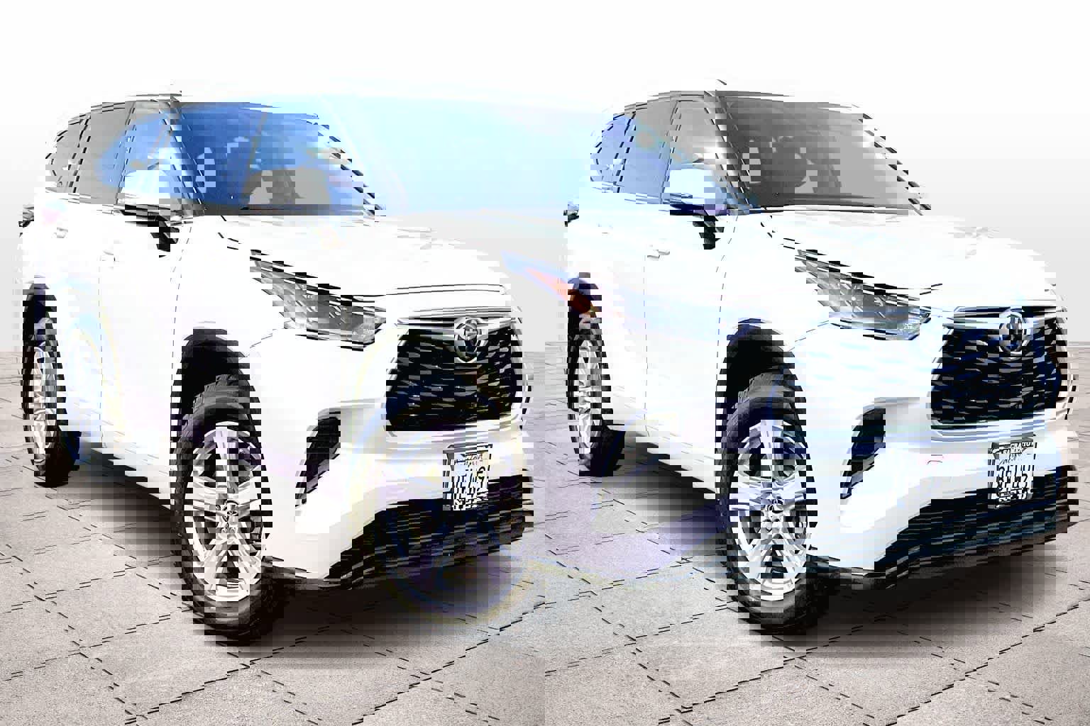 Used 2021 Toyota Highlander L image 2