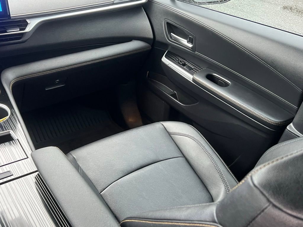 Used 2025 Toyota Sienna XLE Woodland Edition image 18