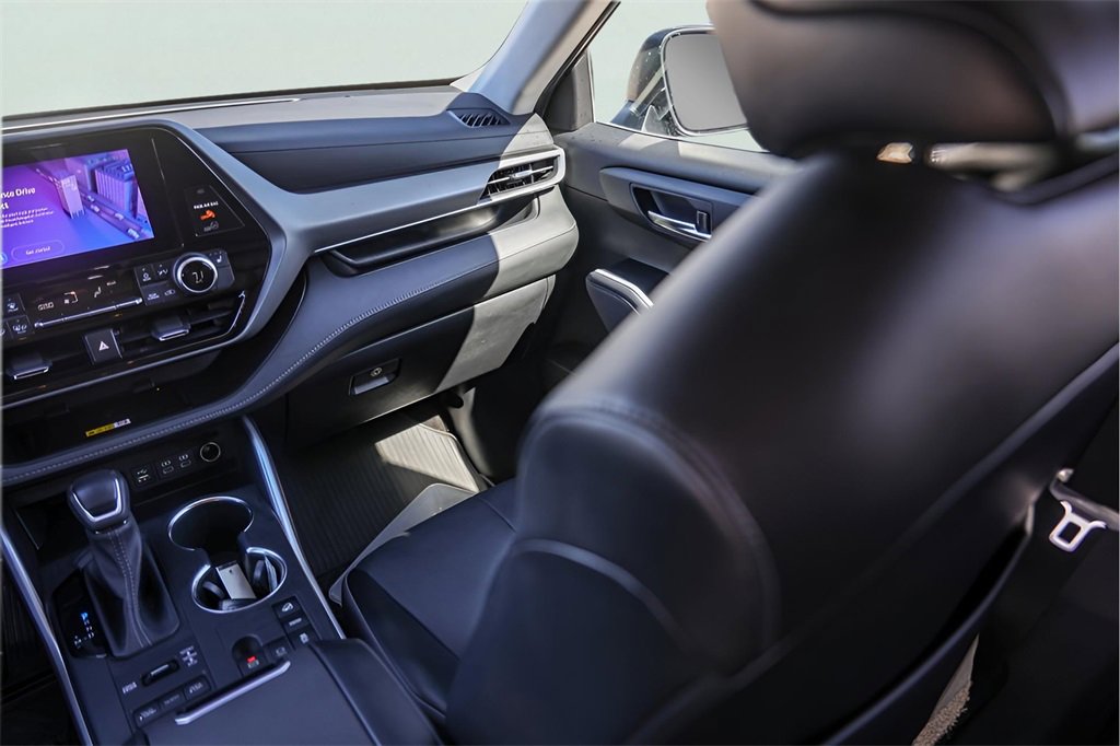 Used 2023 Toyota Highlander XLE image 31