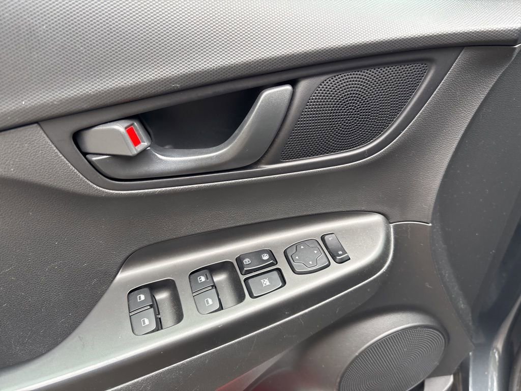 Used 2021 Hyundai Kona SE w/ Winter Weather Package image 6