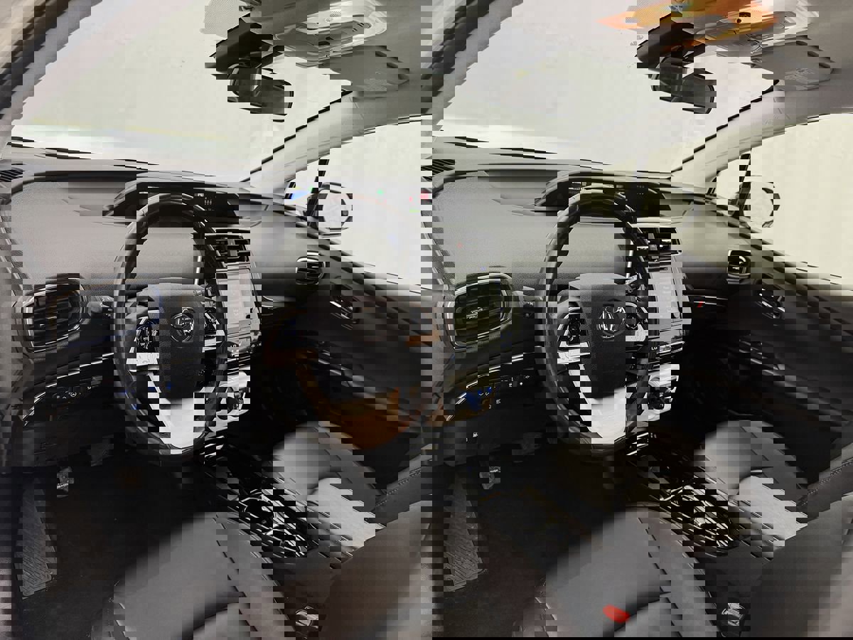 Used 2018 Toyota Prius Three Touring w/ Appearance Package FWD image 8