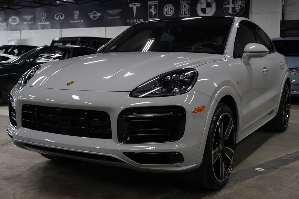 Used 2023 Porsche Cayenne Platinum Edition AWD/4WD image 1