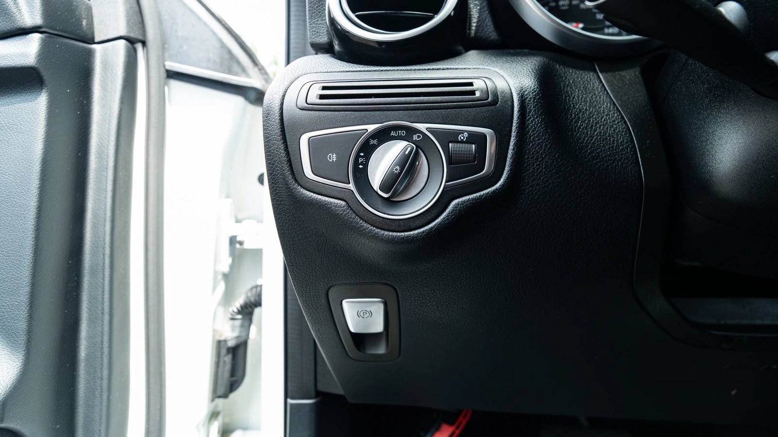 Used 2019 Mercedes-Benz GLC 300 4MATIC w/ Premium Package image 54