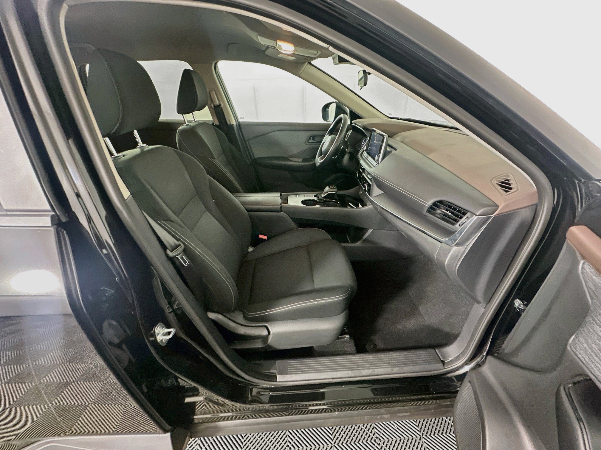 Used 2023 Nissan Rogue S FWD image 29
