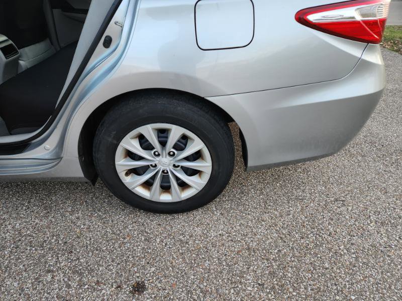 Used 2015 Toyota Camry LE image 29