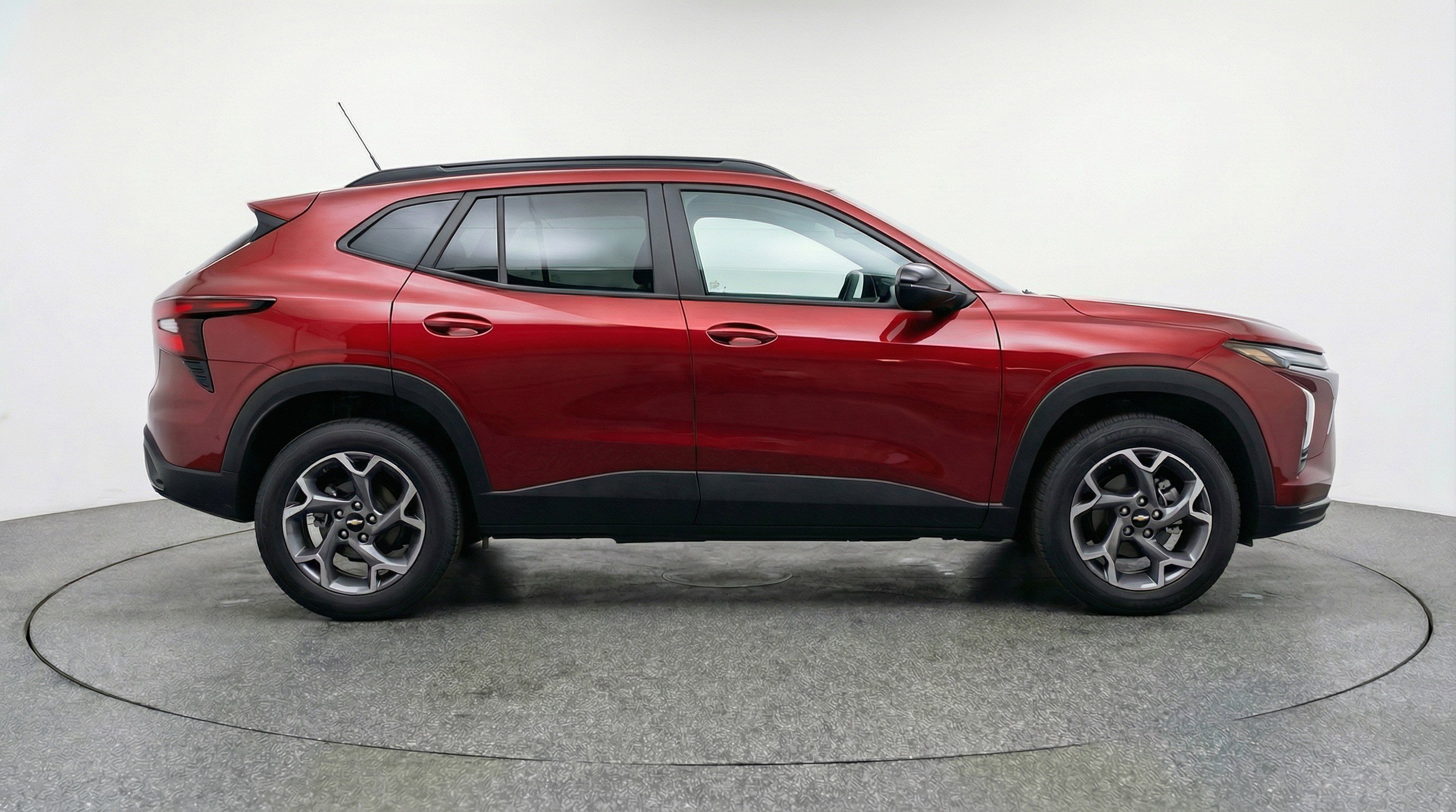 Used 2025 Chevrolet Trax LT FWD image 11