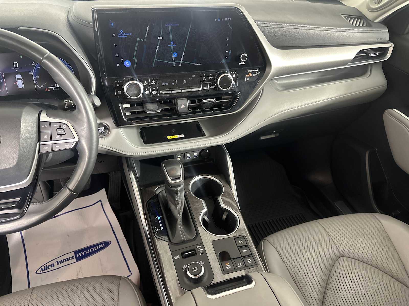 Used 2023 Toyota Highlander Limited image 12