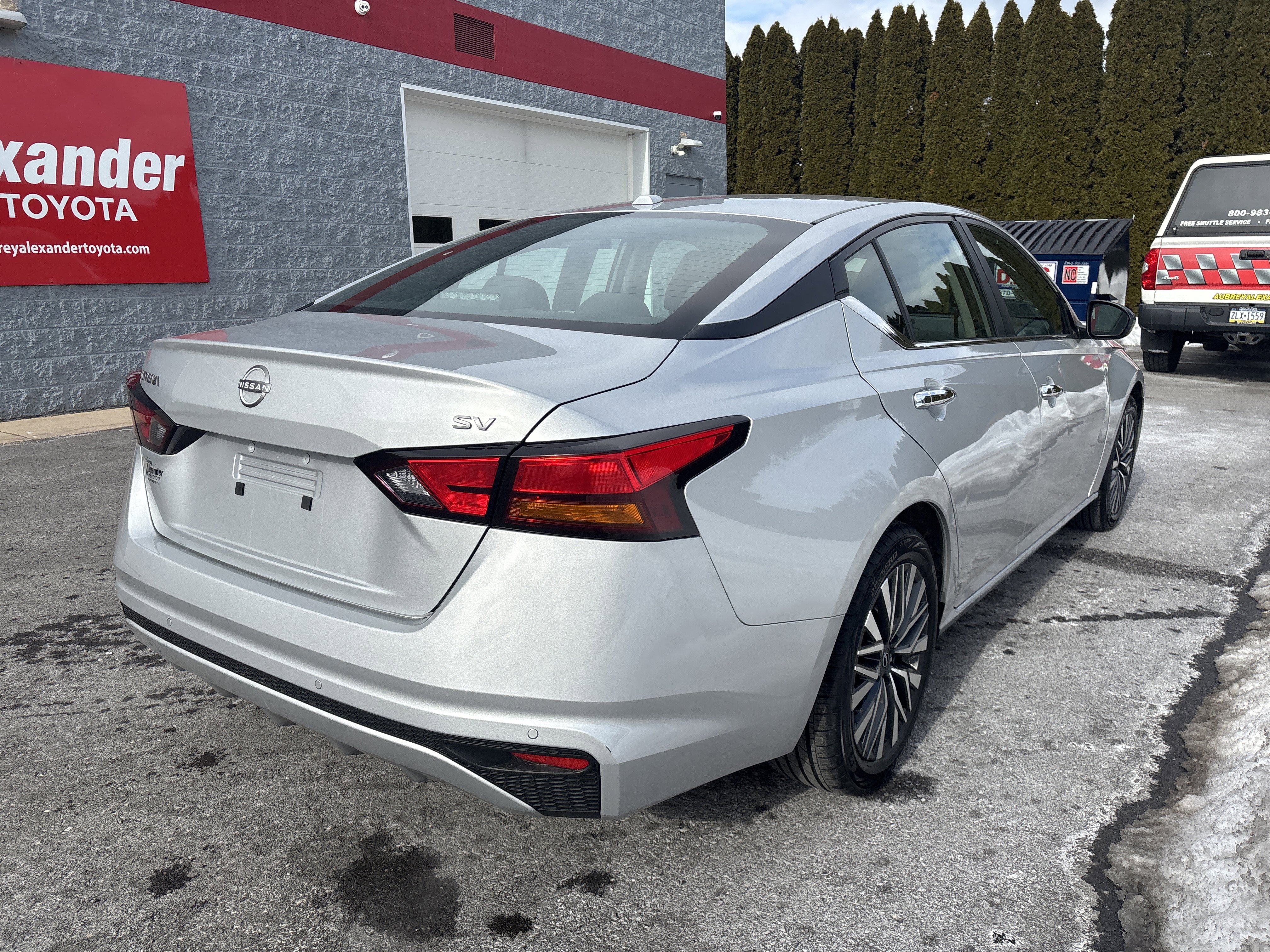 Used 2024 Nissan Altima 2.5 SV image 3