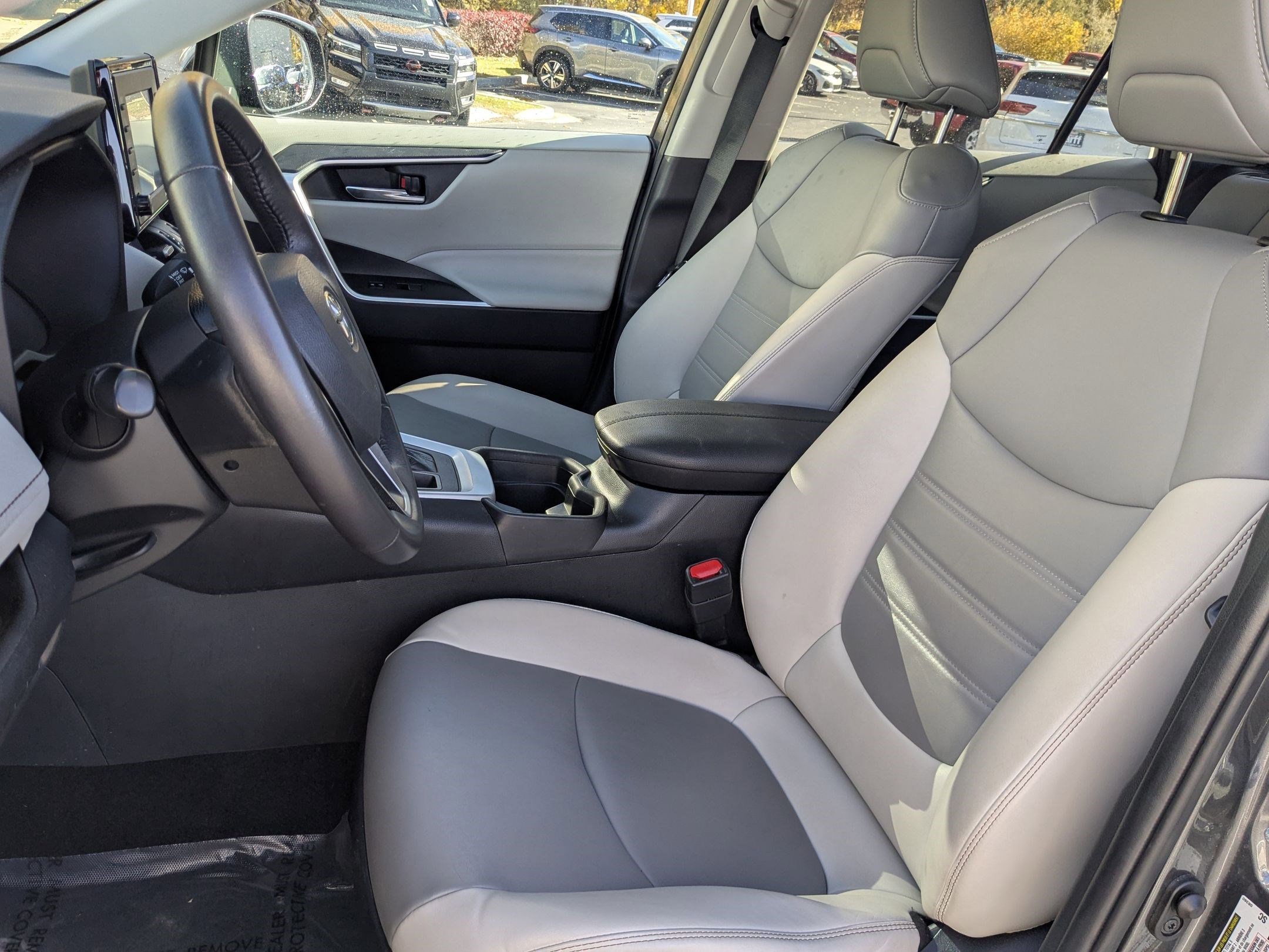 Used 2021 Toyota RAV4 XLE Premium image 30