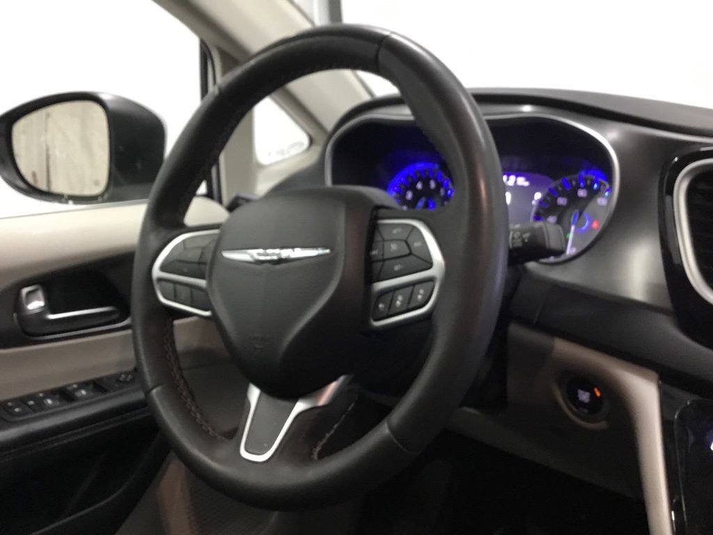 Used 2023 Chrysler Pacifica Touring-L image 36