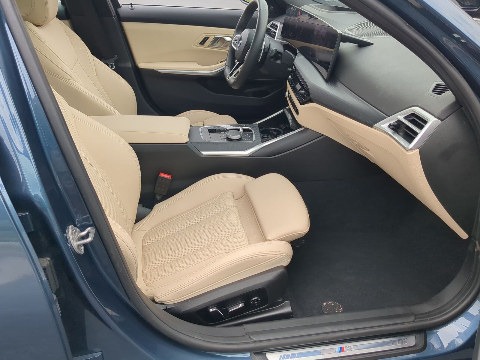 Certified 2026 BMW 330i xDrive Sedan w/ M Sport Package AWD/4WD image 33