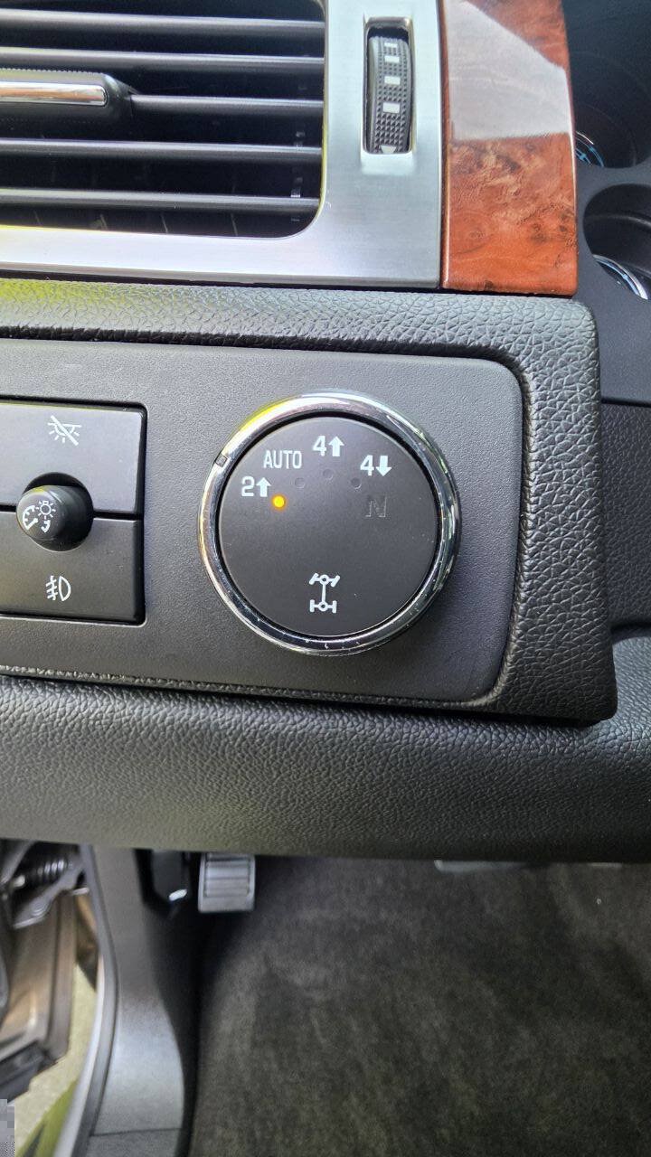 Used 2008 Chevrolet Avalanche LT AWD/4WD image 12