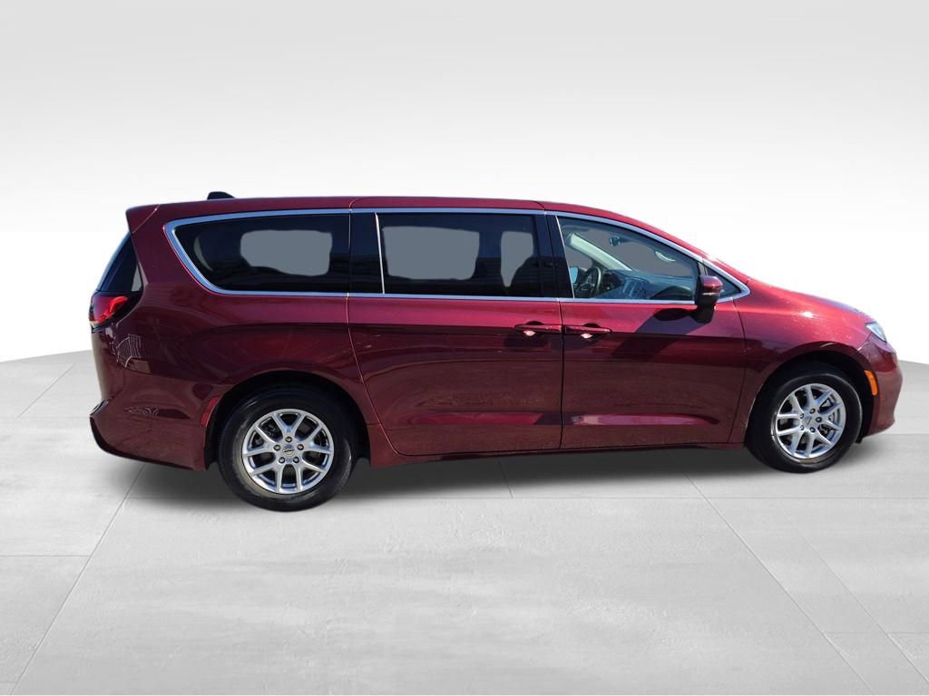 Used 2023 Chrysler Pacifica Touring-L image 9