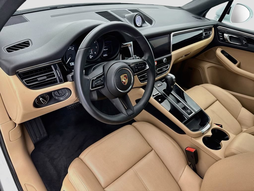 Certified 2025 Porsche Macan AWD/4WD image 4