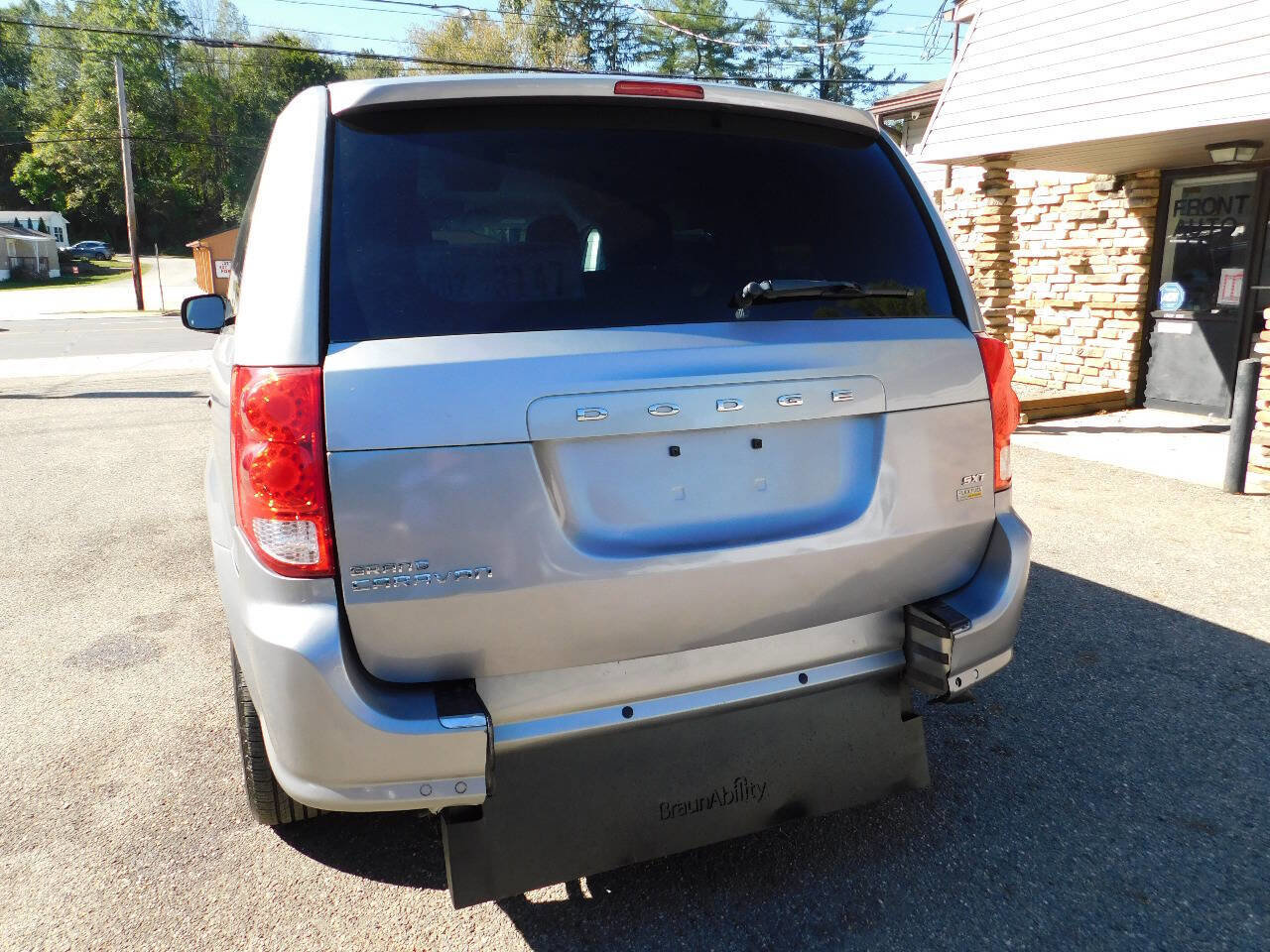 Used 2016 Dodge Grand Caravan SXT w/ Rear Park Assist Package image 11