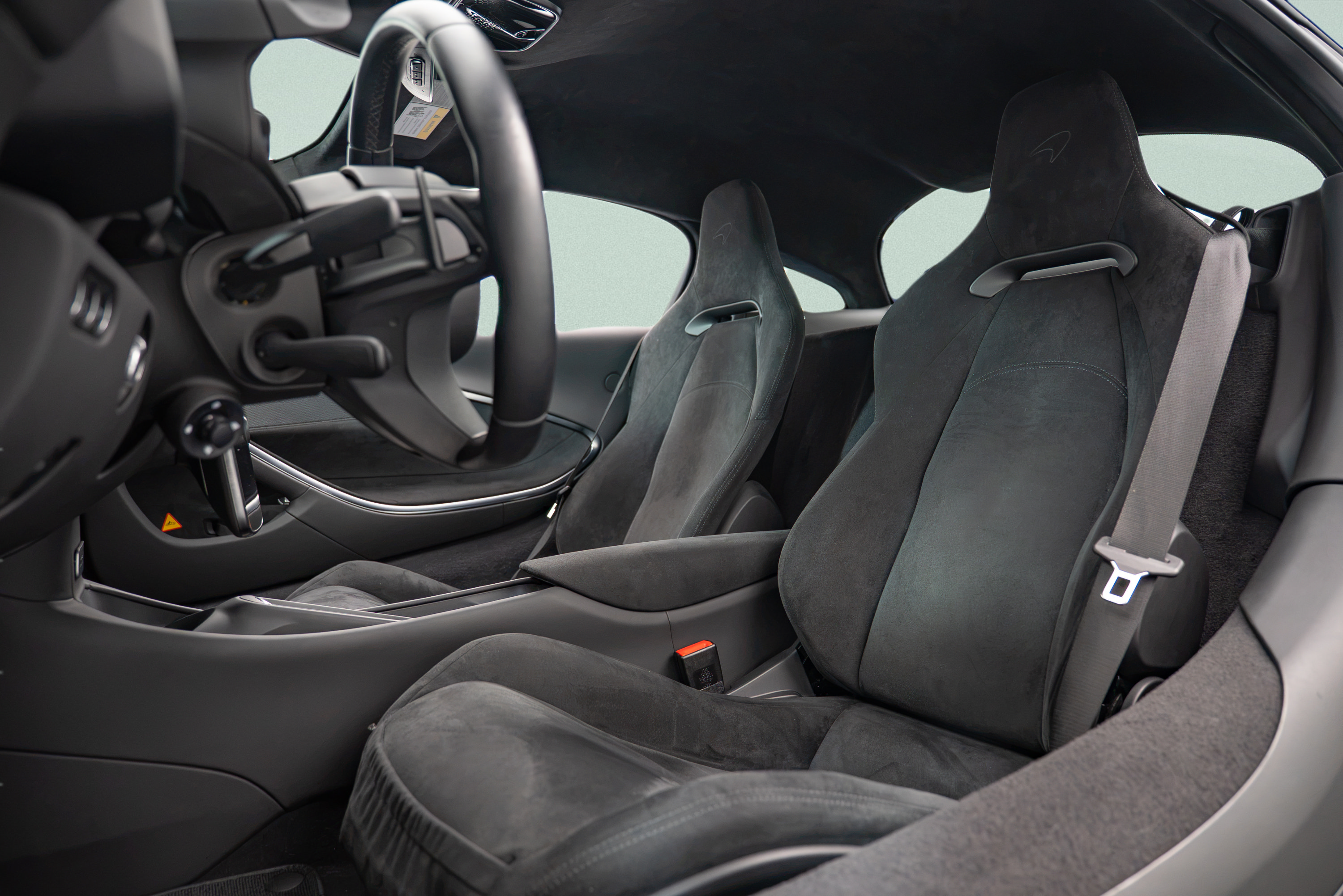 Used 2024 McLaren Artura RWD image 9