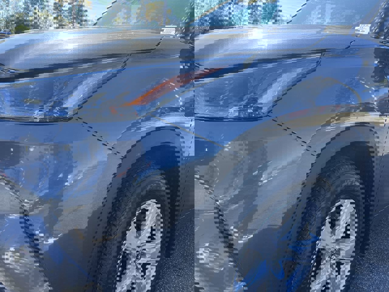 Used 2024 Toyota Highlander LE AWD/4WD image 6