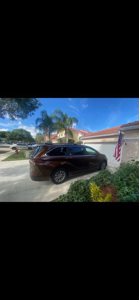 Certified 2023 Toyota Sienna LE image 3