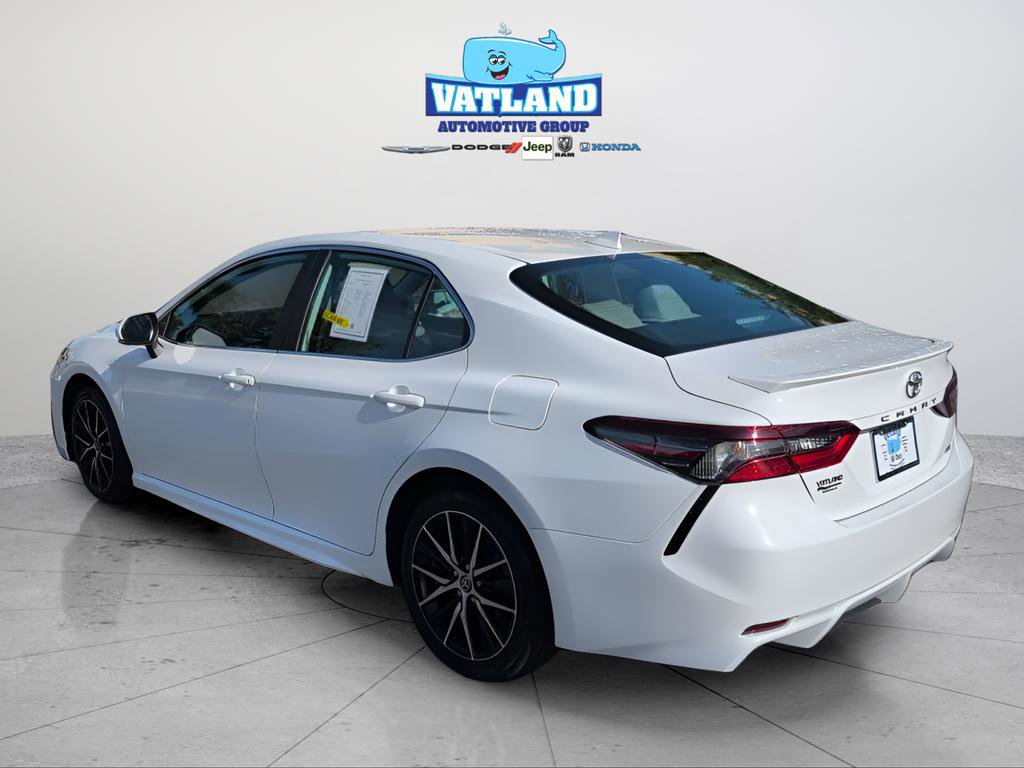 Used 2023 Toyota Camry SE image 3