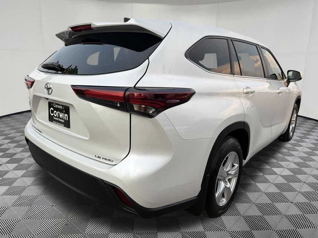 Used 2024 Toyota Highlander LE AWD/4WD image 7
