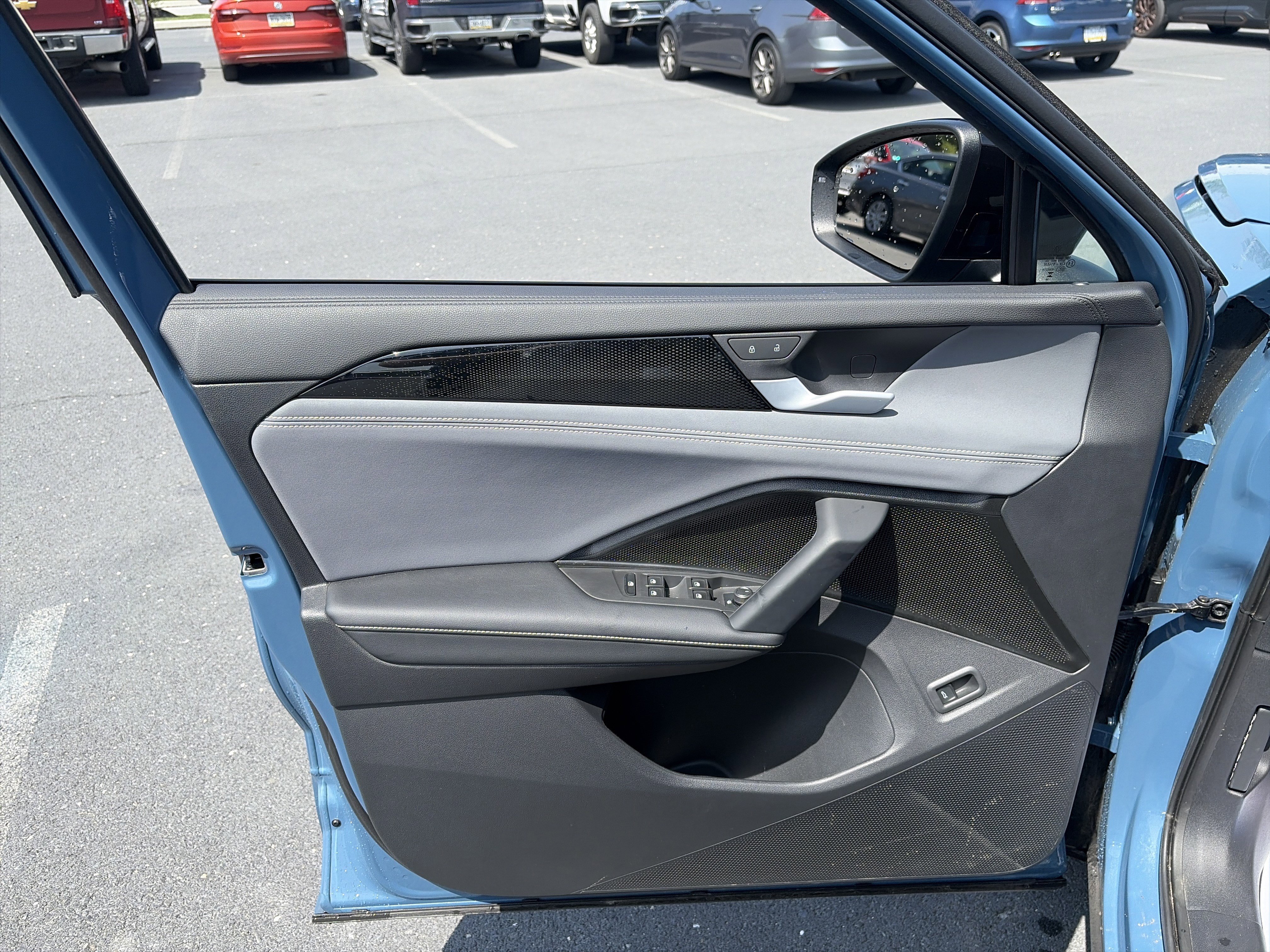 Used 2025 Volkswagen Tiguan SE R-Line AWD/4WD image 18