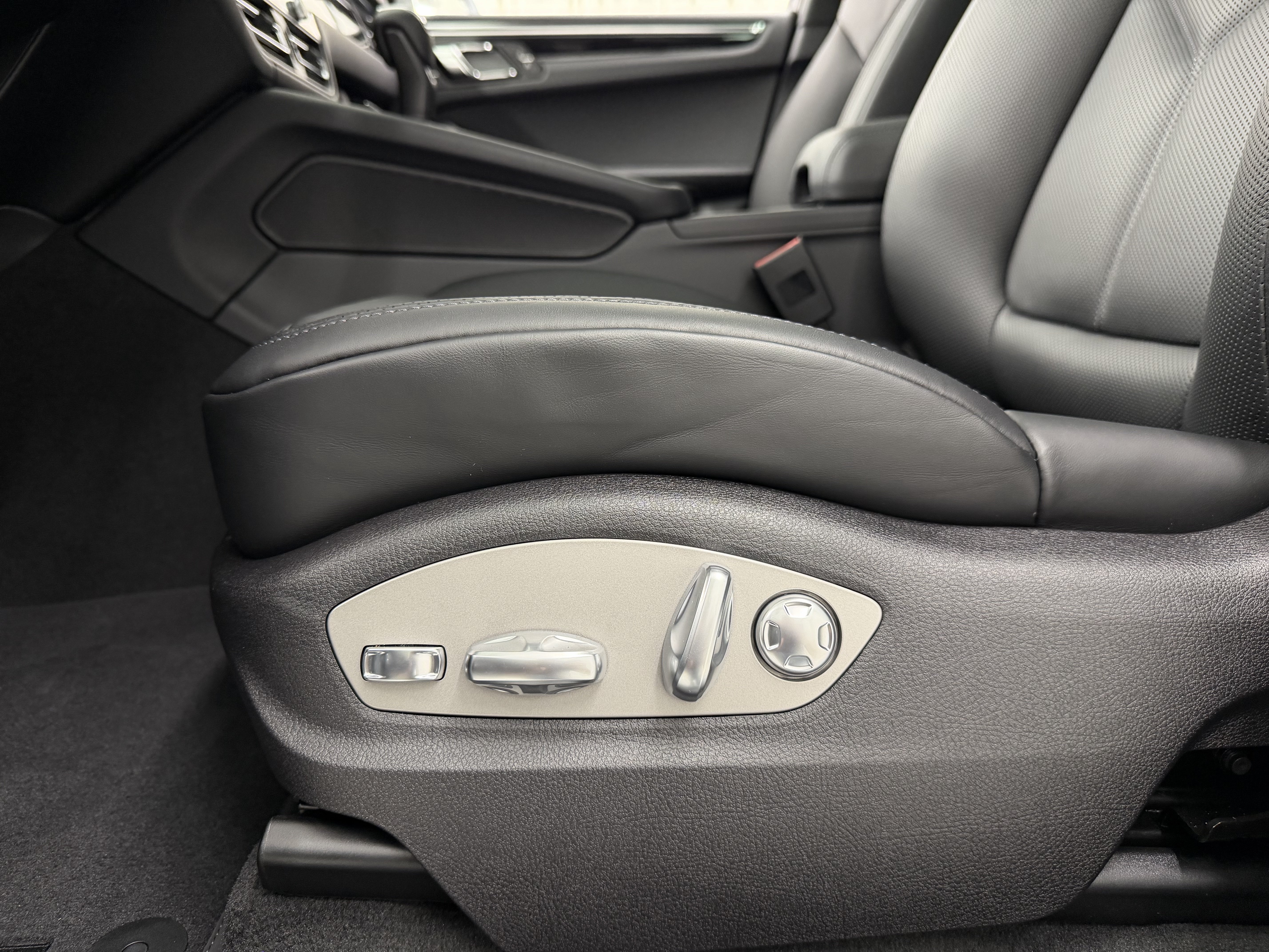 Certified 2026 Porsche Macan AWD/4WD image 33