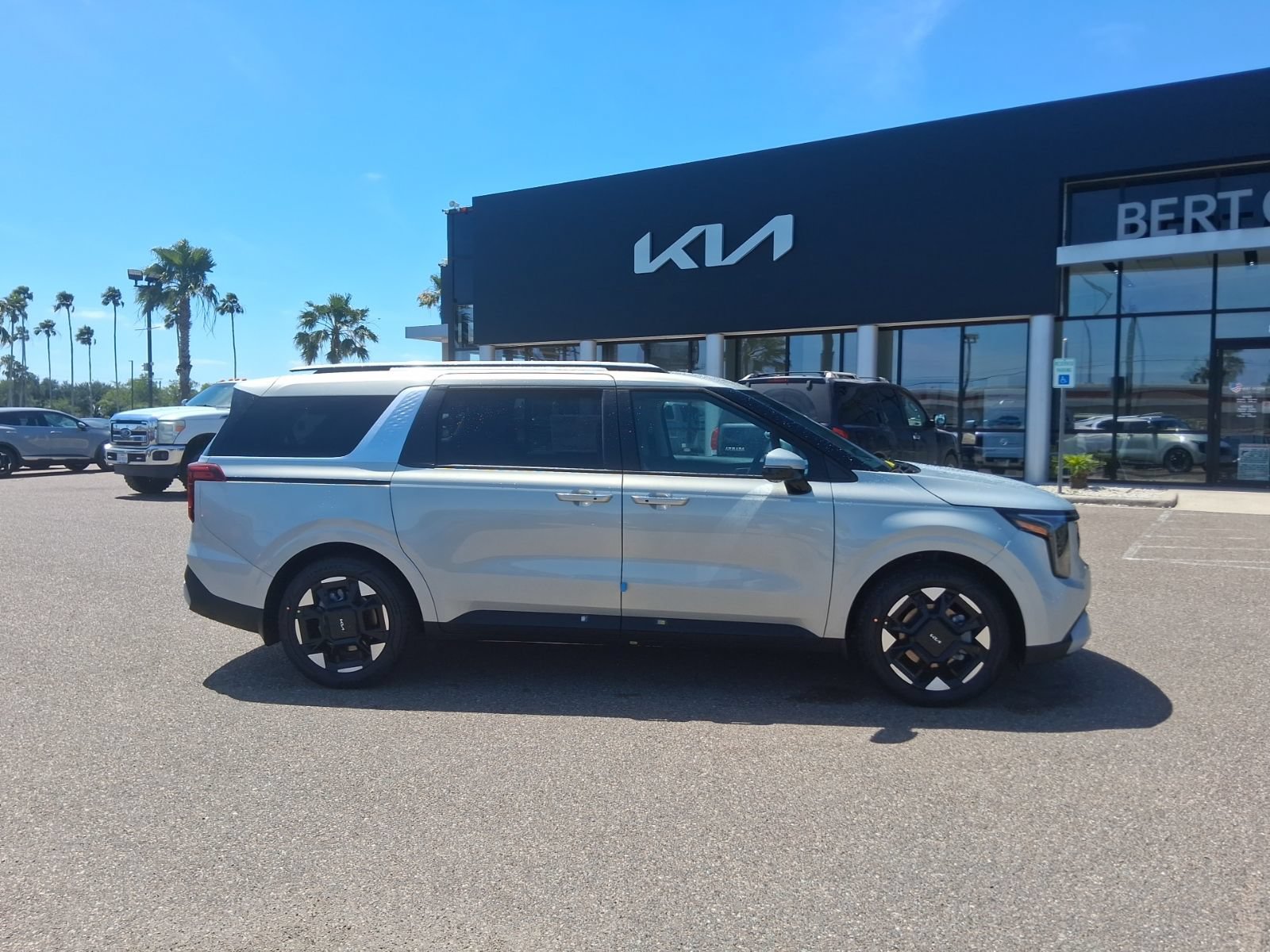 New 2026 Kia Carnival EX FWD image 3