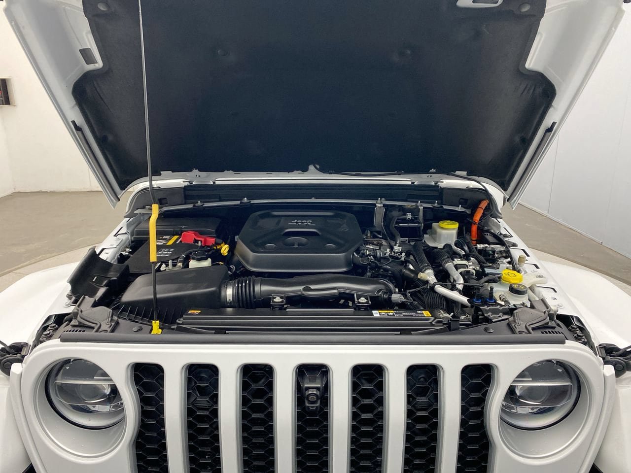 Used 2022 Jeep Wrangler Unlimited Sahara w/ Cold Weather Group AWD/4WD image 11