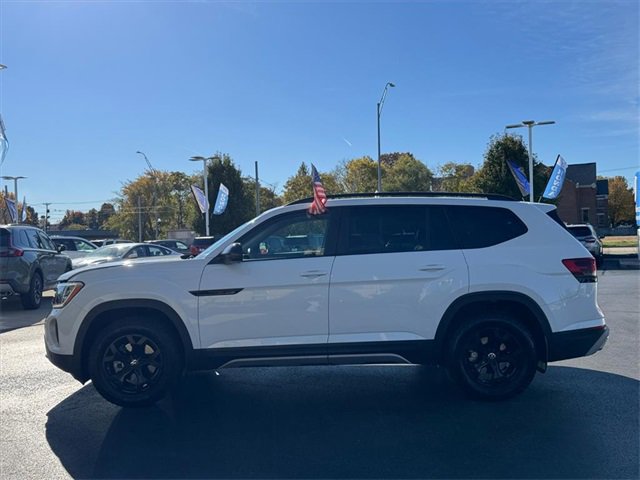 Used 2024 Volkswagen Atlas Peak Edition SE image 8