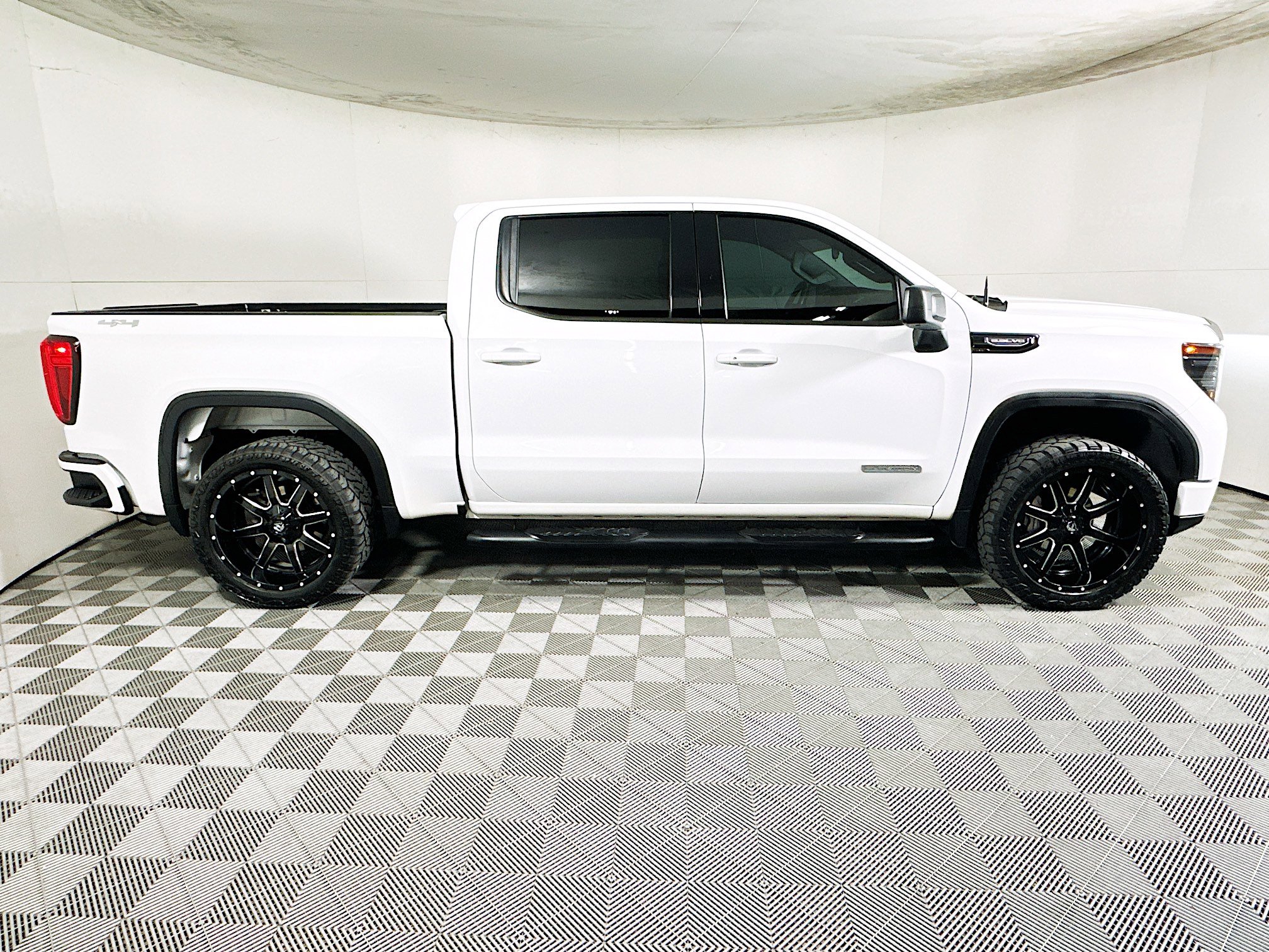 Used 2022 GMC Sierra 1500 Elevation image 2