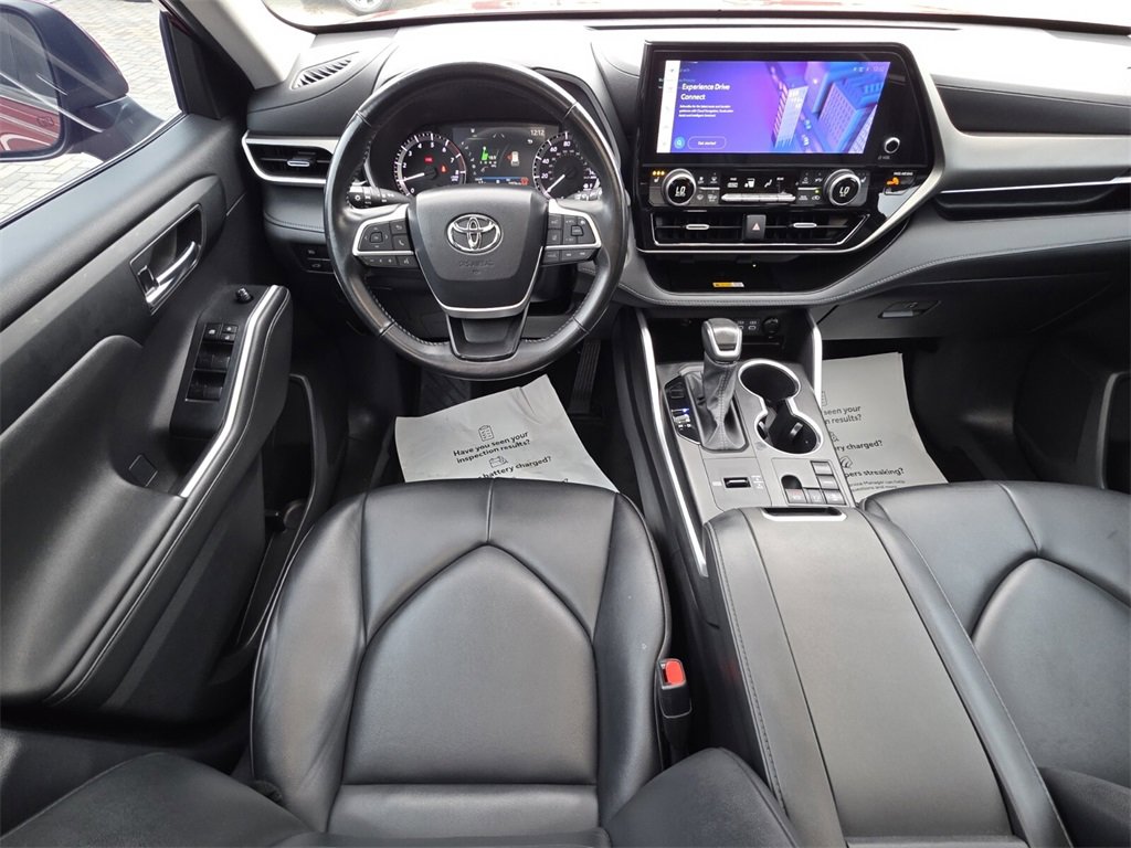 Certified 2024 Toyota Highlander XLE image 6