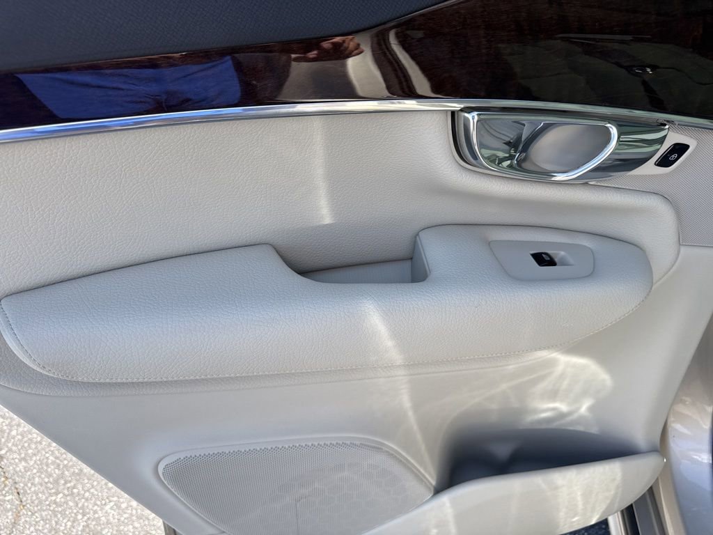 Used 2016 Volvo XC90 T6 Momentum w/ Momentum Plus Package image 14