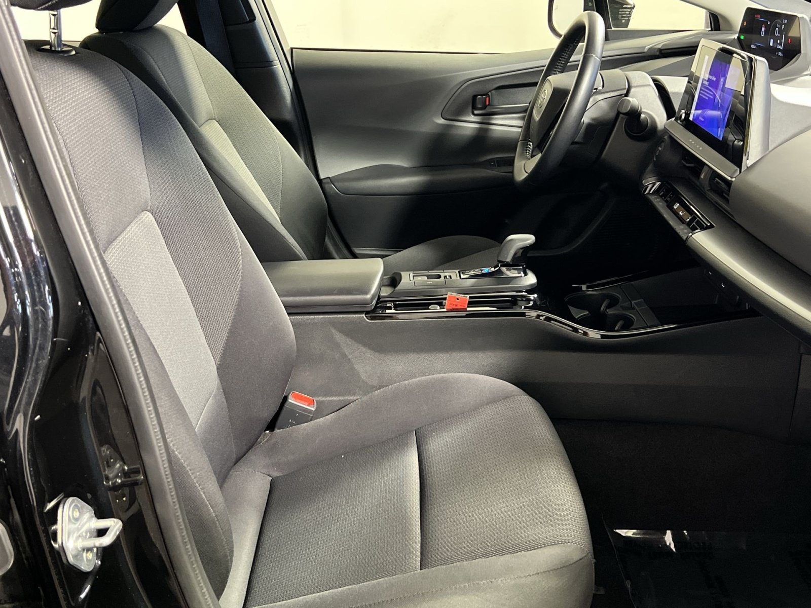 Used 2025 Toyota Prius LE FWD image 28