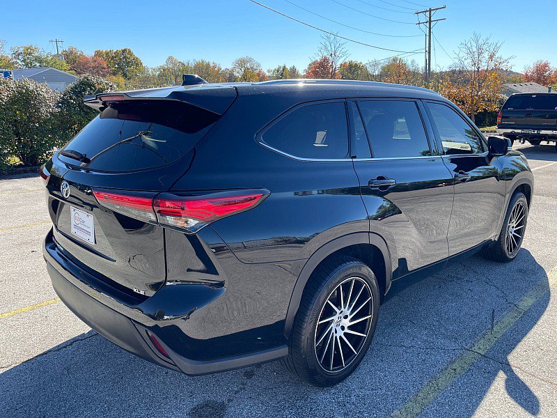 Used 2020 Toyota Highlander XLE image 9