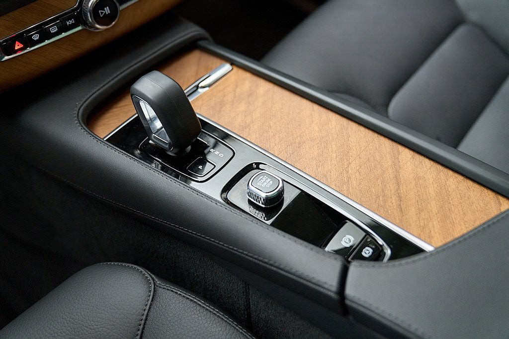 Certified 2025 Volvo XC90 B6 Plus AWD/4WD image 17