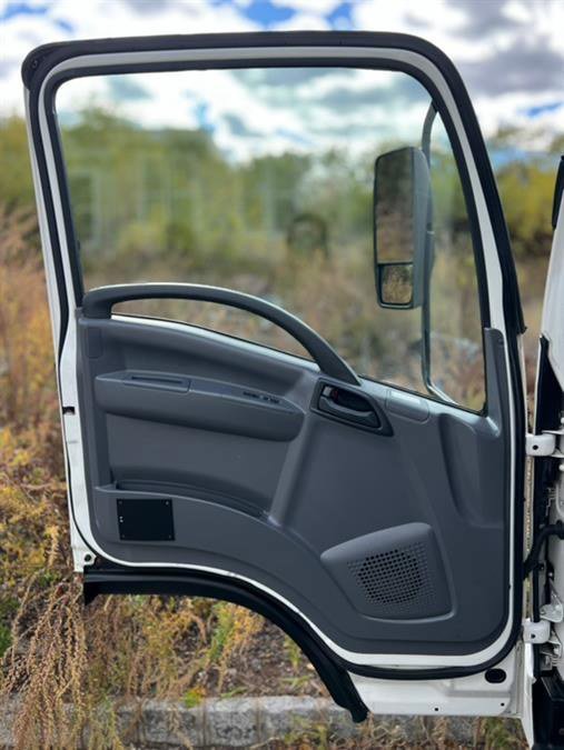 Used 2019 Isuzu NPR image 19